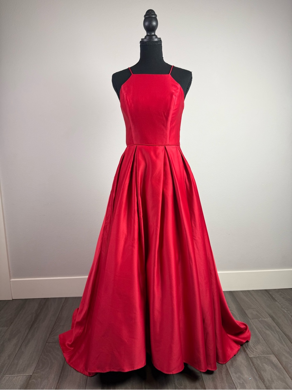 Betsy & Adam Red Satin Spaghetti-Strap Formal Gown Dress Size 4 princess prom